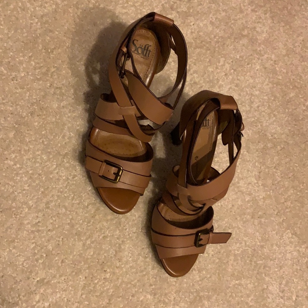 Sofft shoes sz 9. Leather uppers. 4 in heel with 1/2 in platform. Camel like new